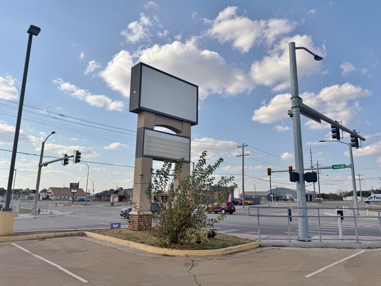 1405 E Main St, Cushing, OK à louer - Photo du bâtiment - Image 2 de 6