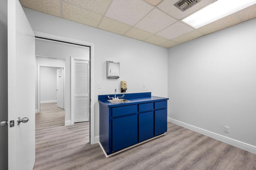 1801 SE Hillmoor Dr, Port Saint Lucie, FL for lease - Building Photo - Image 3 of 12