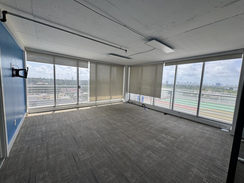 1720 Harrison St, Hollywood, FL for sale - Interior Photo - Image 2 of 30