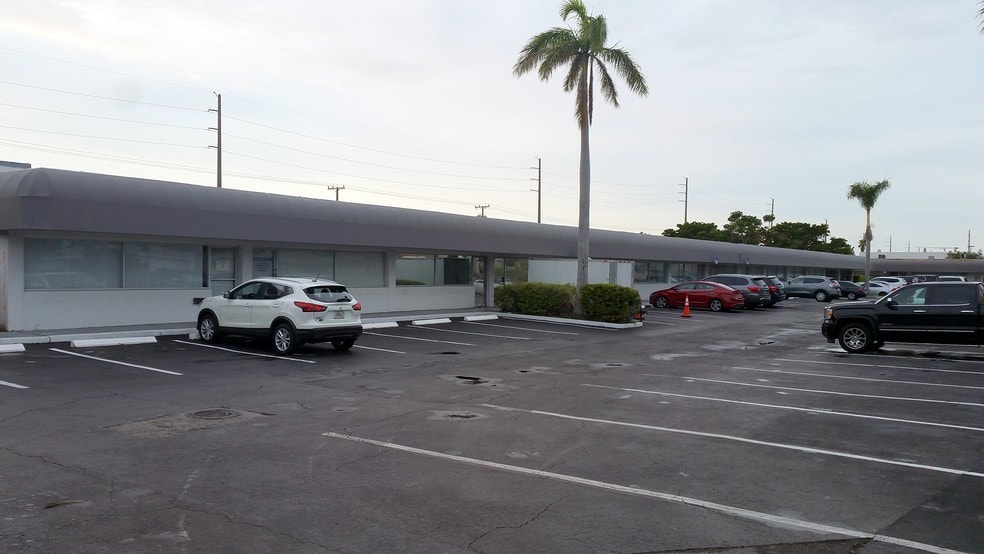 383-427 NE 2nd Ave, Hallandale, FL à louer - Photo du bâtiment - Image 2 de 4