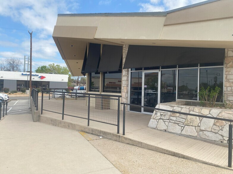 3400 San Pedro, San Antonio, TX à louer - Photo du bâtiment - Image 3 de 36