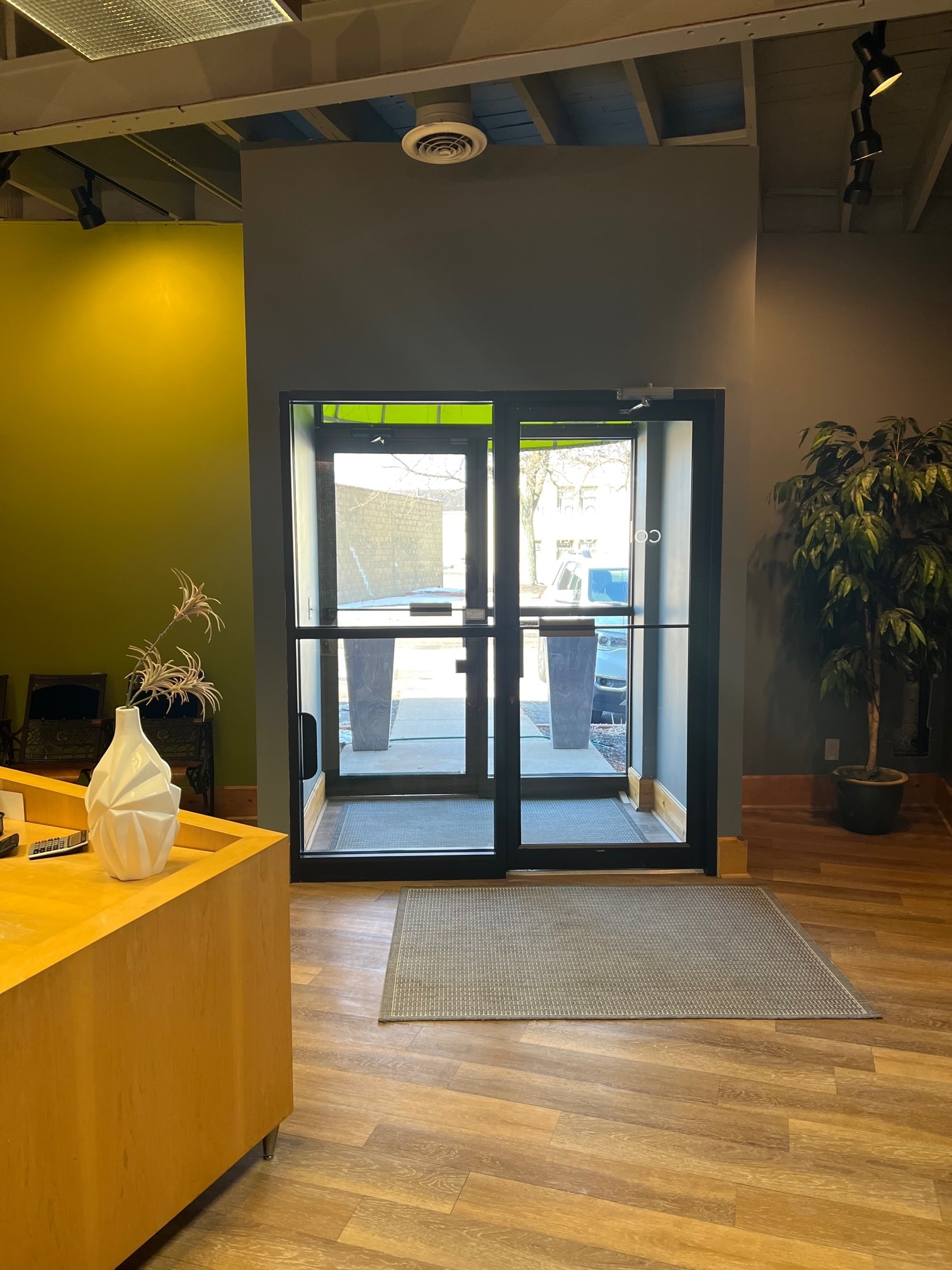 2303 Charles St, Rockford, IL for sale Interior Photo- Image 1 of 26