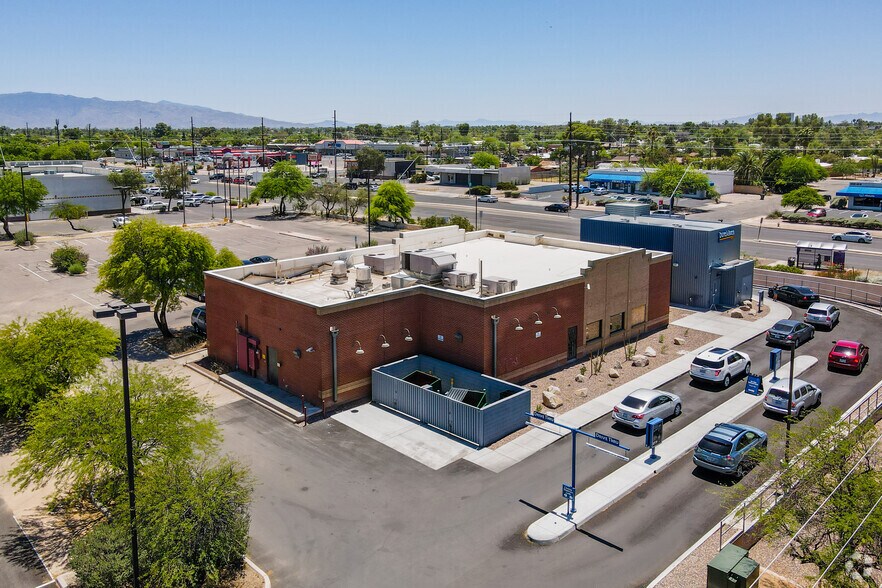 4625 E Grant Rd, Tucson, AZ à vendre - Photo du bâtiment - Image 2 de 14