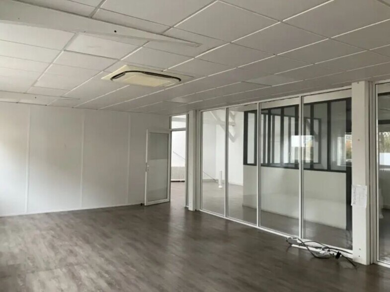 Industrial in Montrouge for lease - Interior Photo - Image 3 of 7