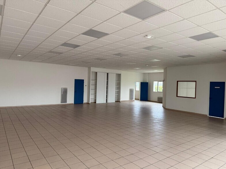 Flex in Saint-Apollinaire for lease - Interior Photo - Image 3 of 7