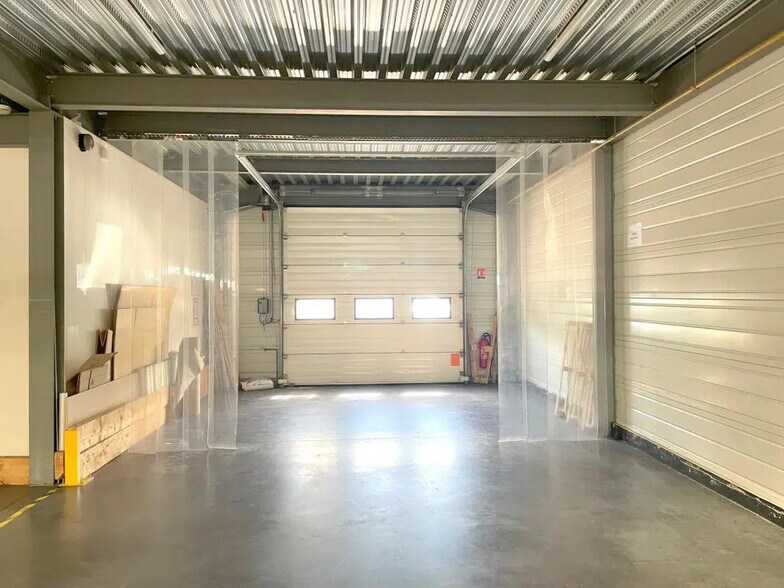 Office in Poissy for lease - Interior Photo - Image 1 of 7