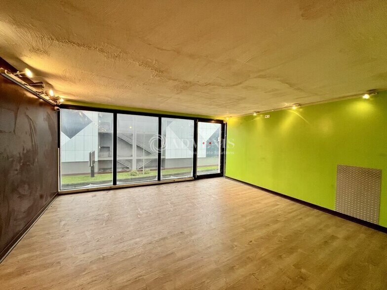 Retail in Franconville for lease - Interior Photo - Image 3 of 6