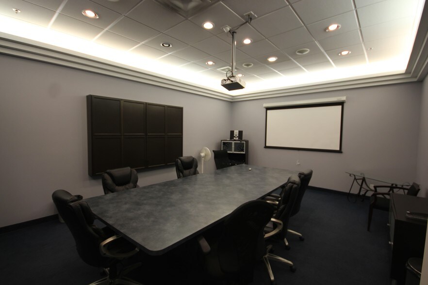 17604-17620 107 Av NW, Edmonton, AB à louer - Photo du bâtiment - Image 1 de 7