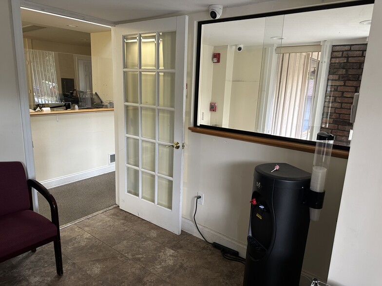 640 Belle Terre Rd, Port Jefferson, NY à louer - Photo du bâtiment - Image 2 de 23