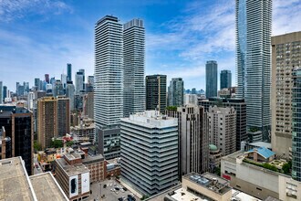121 Bloor St E, Toronto, ON - Aerial map view