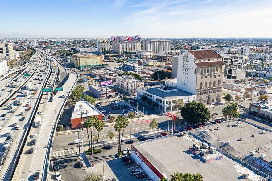 1800 S Figueroa St, Los Angeles, CA à louer - Photo du bâtiment - Image 2 de 14