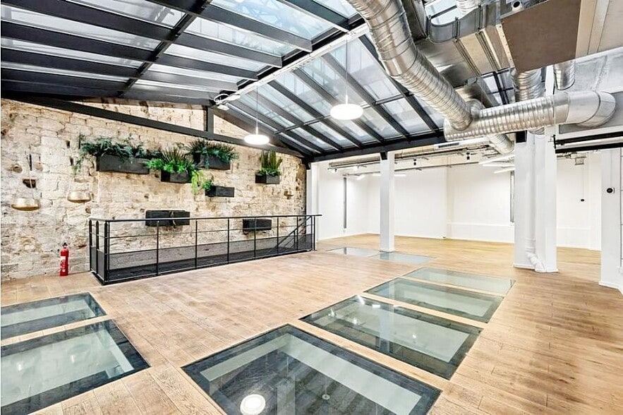 Multifamily in Paris for sale - Building Photo - Image 2 of 16