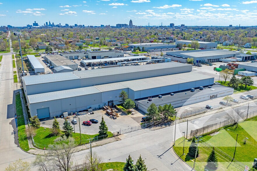 Oakland Campus portefeuille de 6 propriétés à vendre sur LoopNet.ca - Photo du bâtiment - Image 3 de 7