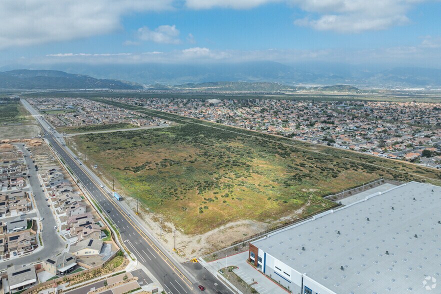 4957 Sierra Ave, Fontana, CA à louer - Photo du bâtiment - Image 3 de 9