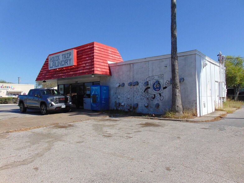 BTX Laundromat -Income-Producing portefeuille de 2 propriétés à vendre sur LoopNet.ca - Photo du bâtiment - Image 3 de 20