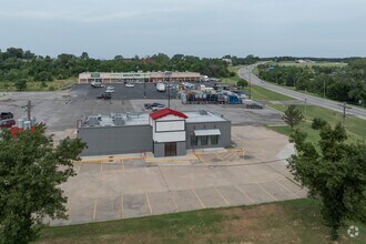 700 N Main St, Bristow, OK - AERIAL  map view