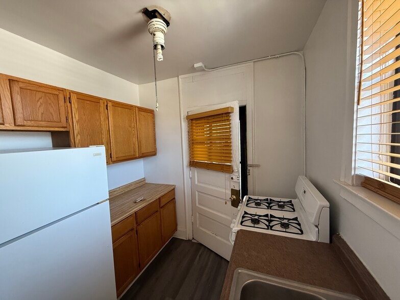 8259 S Loomis Blvd, Chicago, IL for sale - Interior Photo - Image 2 of 3