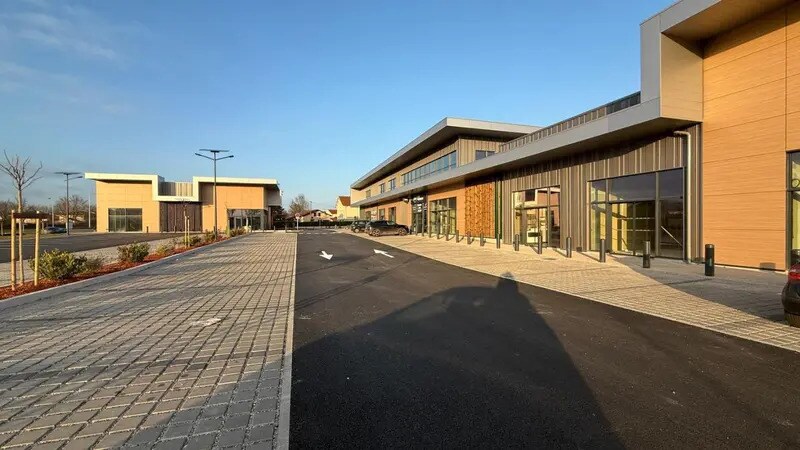 Commerce de détail dans Saint-Denis-lès-Bourg à louer - Photo du bâtiment - Image 2 de 8