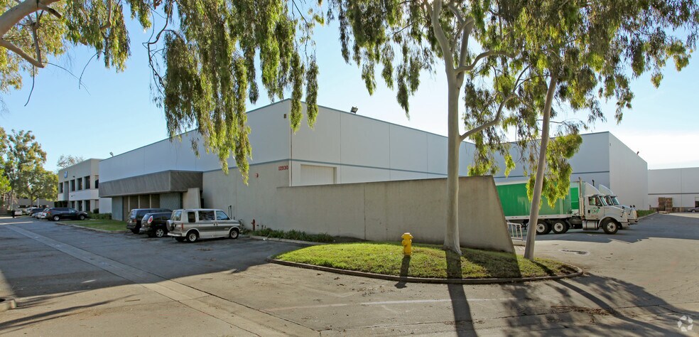 12930 Alondra Blvd, Cerritos, CA à louer - Photo du bâtiment - Image 3 de 5