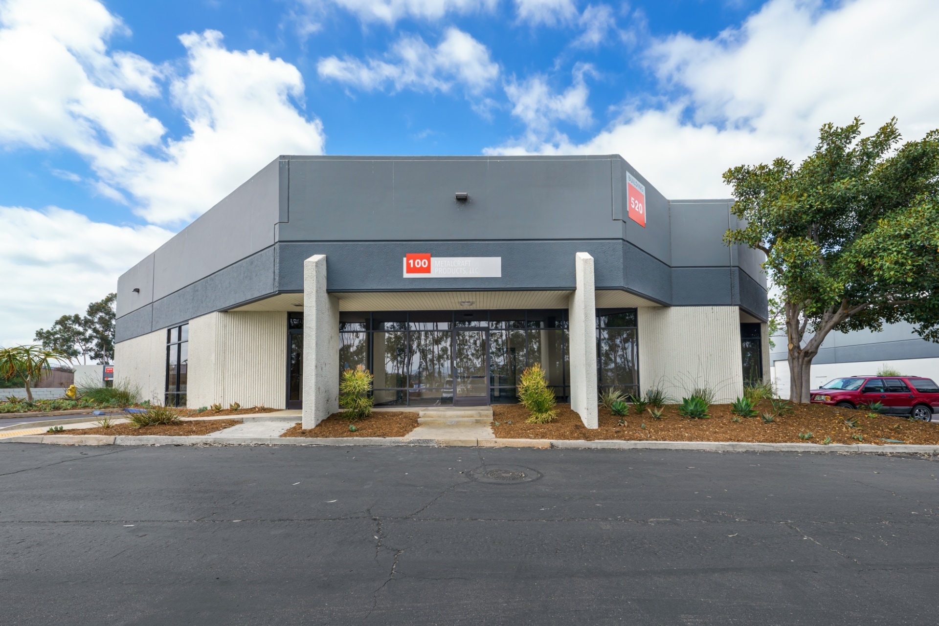 500 S Andreasen Dr, Escondido, CA à louer Photo du bâtiment- Image 1 de 8