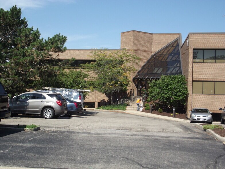77 W Elmwood Dr, Dayton, OH à louer - Photo du bâtiment - Image 1 de 8