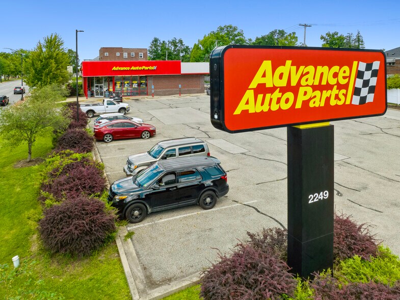 2249 State Rd, Cuyahoga Falls, OH à vendre - Photo du bâtiment - Image 2 de 6