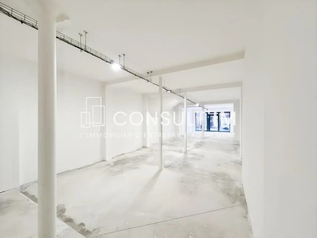 Retail in Paris for lease Interior Photo- Image 1 of 7