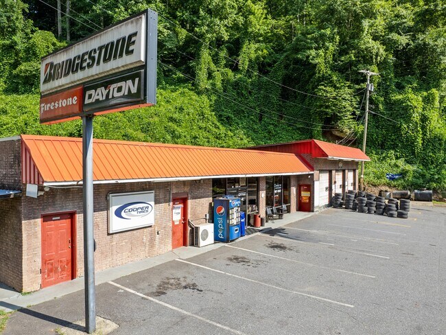 More details for 119 Whitewater Dr, Cherokee, NC - Retail for Sale