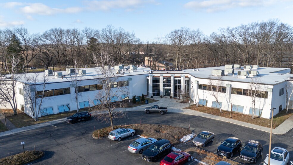 6 Griffin Rd N, Windsor, CT à vendre - Photo du bâtiment - Image 2 de 6