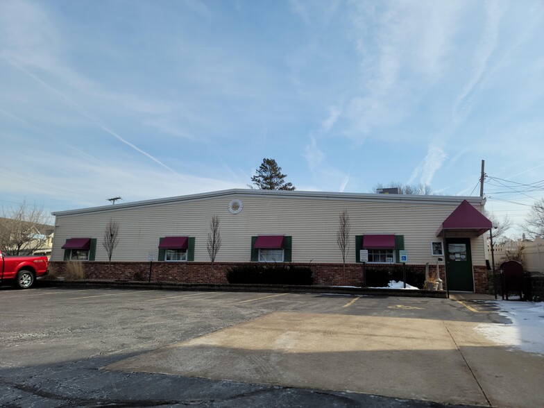 2831 Brady St, Davenport, IA for lease - Building Photo - Image 1 of 1