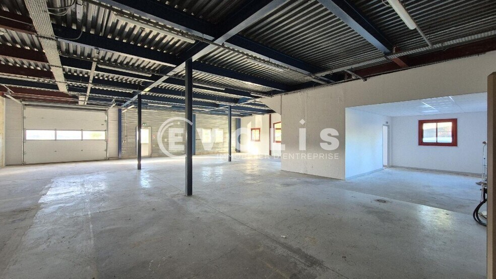 Flex in Chanteloup En Brie for lease - Interior Photo - Image 1 of 13