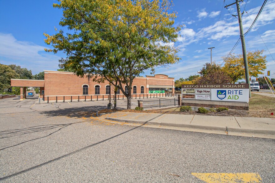 3000 Orchard Lake Rd, Keego Harbor, MI à louer - Photo du bâtiment - Image 3 de 18
