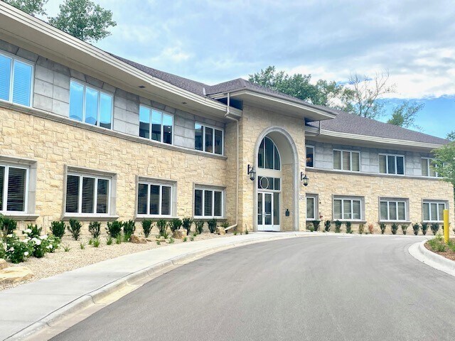 12455 Ridgedale Dr, Minnetonka, MN à louer Photo principale- Image 1 de 23