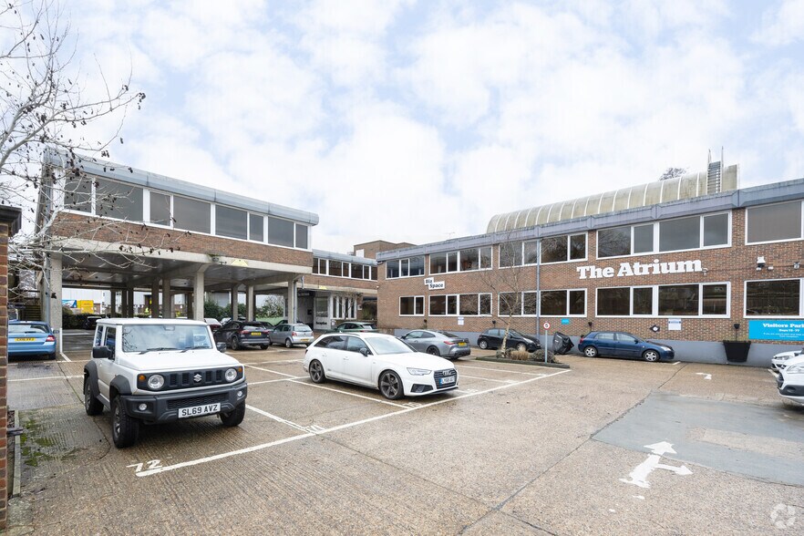 4 Curtis Rd, Dorking à louer - Photo principale - Image 1 de 23