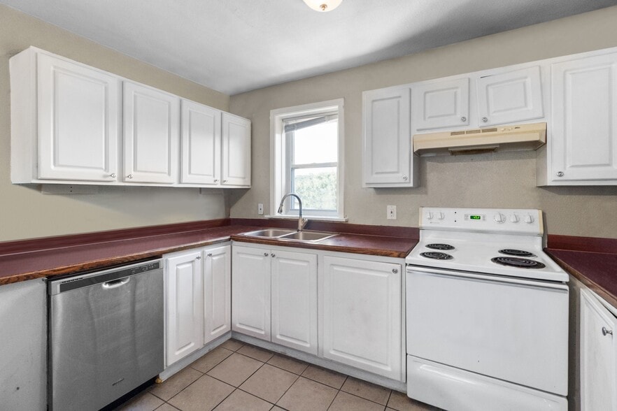 1119-1123 Merriam Ln, Kansas City, KS for sale - Interior Photo - Image 2 of 61