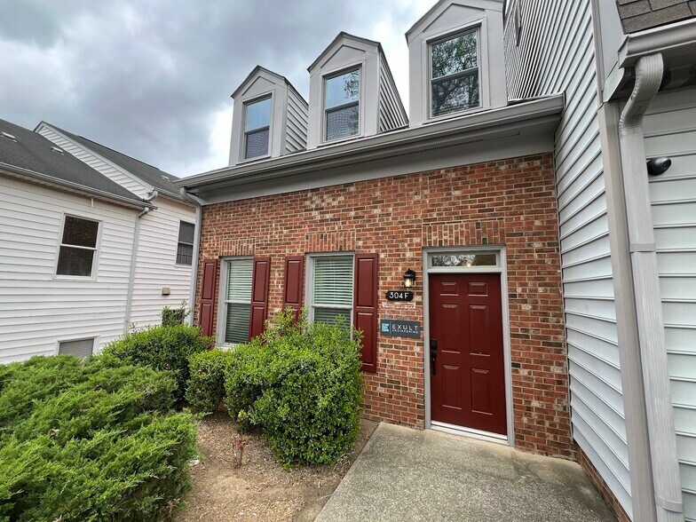 304 W Millbrook Rd, Raleigh, NC à louer - Photo du bâtiment - Image 1 de 1