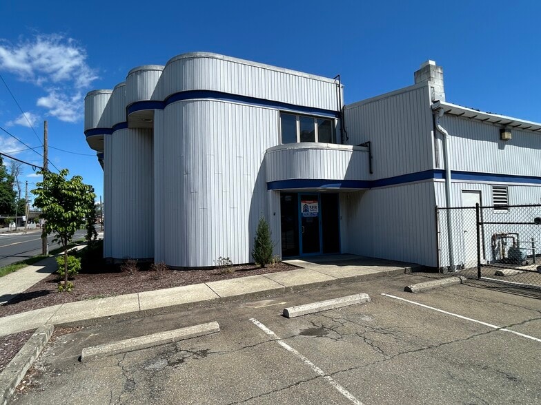 320 N Courtland St, East Stroudsburg, PA for lease - Building Photo - Image 1 of 15