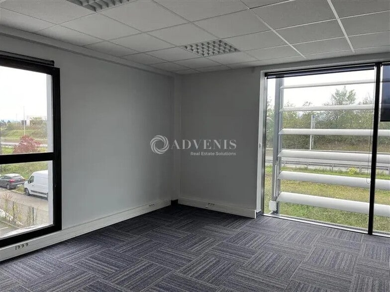 Office in Brignais for lease - Building Photo - Image 3 of 9
