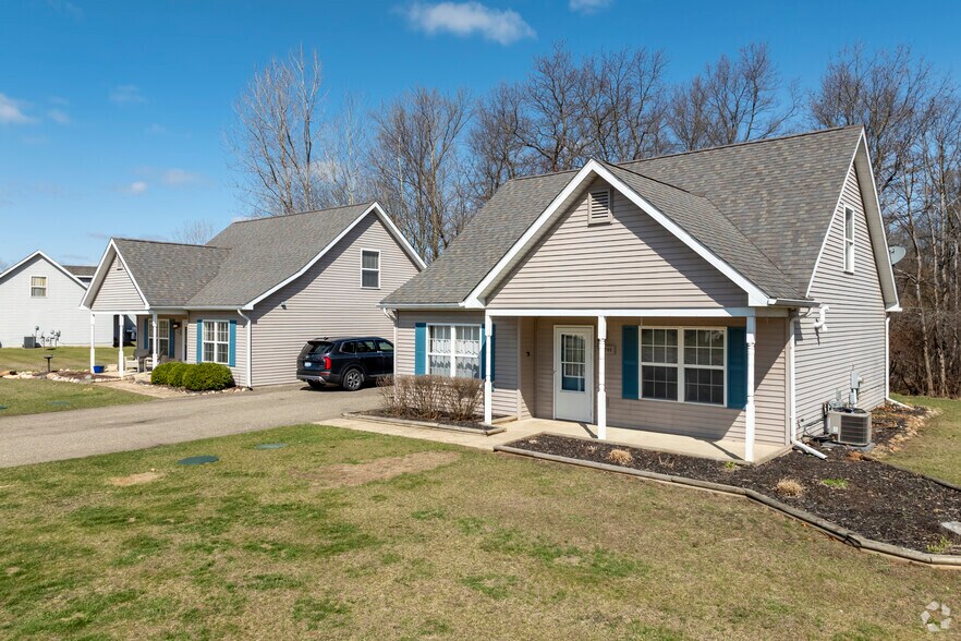 711 Cattail Ln, Pinckney, MI à vendre - Photo du bâtiment - Image 2 de 23