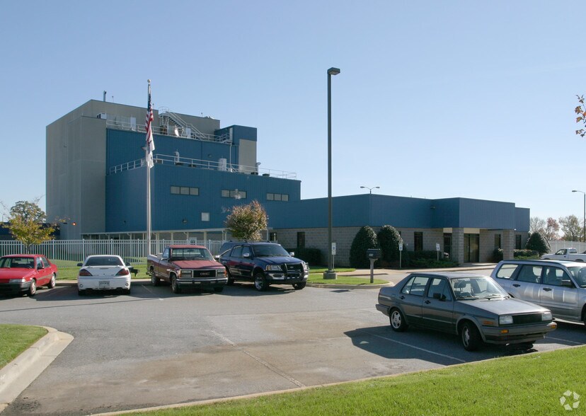 Three building industrial park portefeuille de 3 propriétés à vendre sur LoopNet.ca - Photo principale - Image 1 de 3