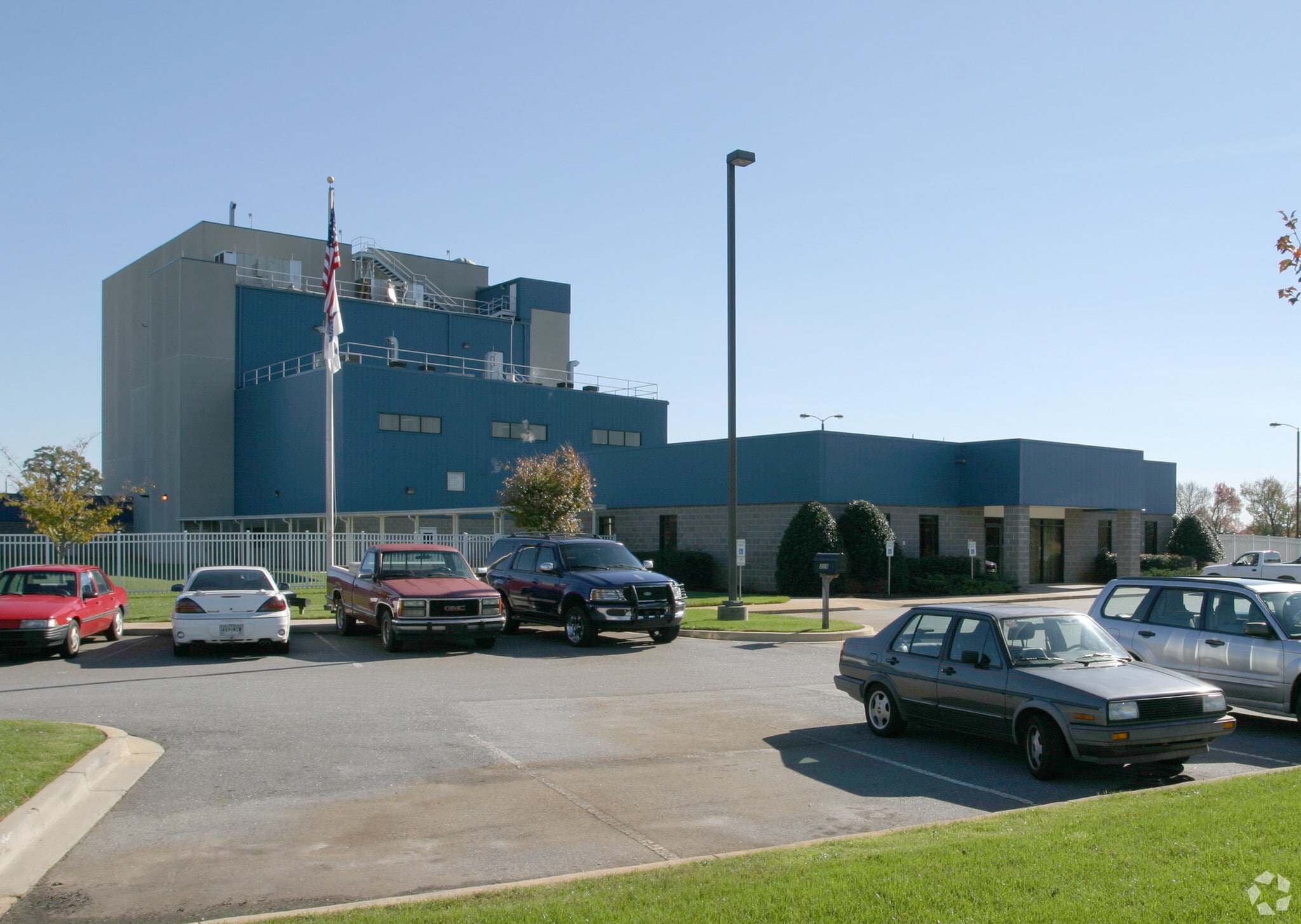 Three building industrial park portefeuille de 3 propriétés à vendre sur LoopNet.ca Photo du bâtiment- Image 1 de 4