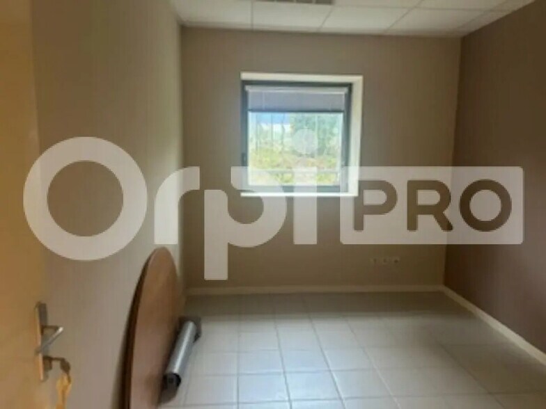 Office in Gleizé for lease - Interior Photo - Image 3 of 6