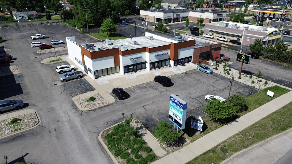 154-186 W Maple Rd, Troy, MI à louer - Photo du bâtiment - Image 2 de 10
