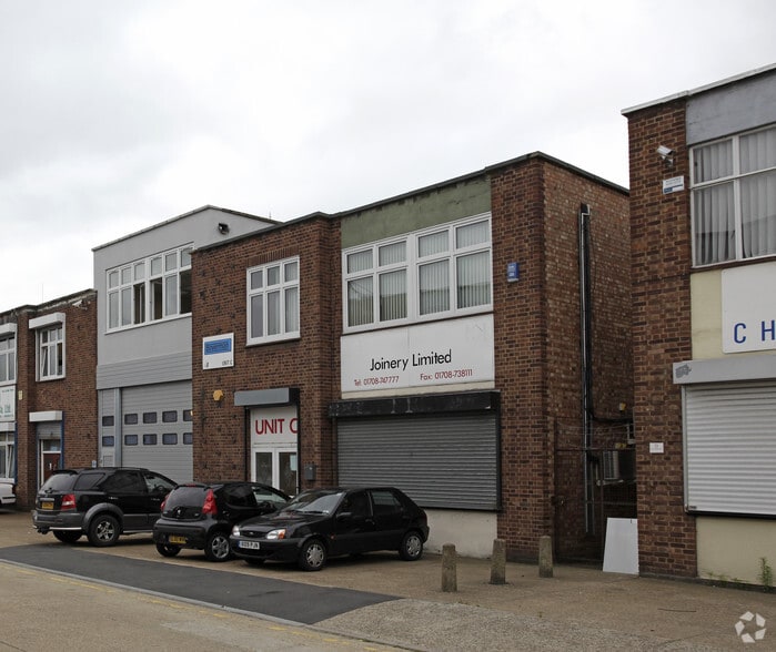 Units C & D Chesham Close, Romford portfolio of 2 properties for sale on LoopNet.ca - Building Photo - Image 1 of 10