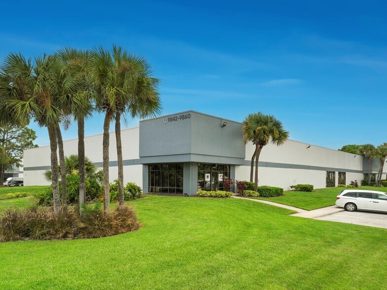 9862-9876 Currie Davis Dr, Tampa, FL à louer - Photo du bâtiment - Image 2 de 8