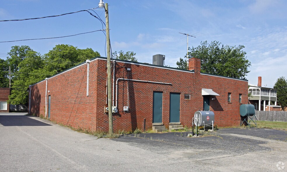 73-79 E Colonial Trl, Surry, VA à vendre - Photo du bâtiment - Image 2 de 3