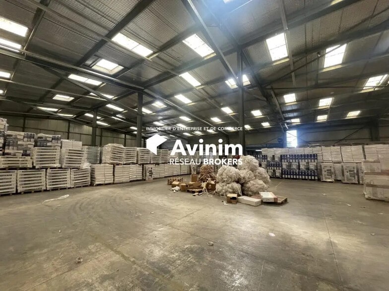 Industrial in Aix-en-Provence for lease - Interior Photo - Image 2 of 11