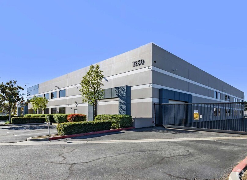 1260 S Dupont Ave, Ontario, CA à vendre - Photo du bâtiment - Image 2 de 27