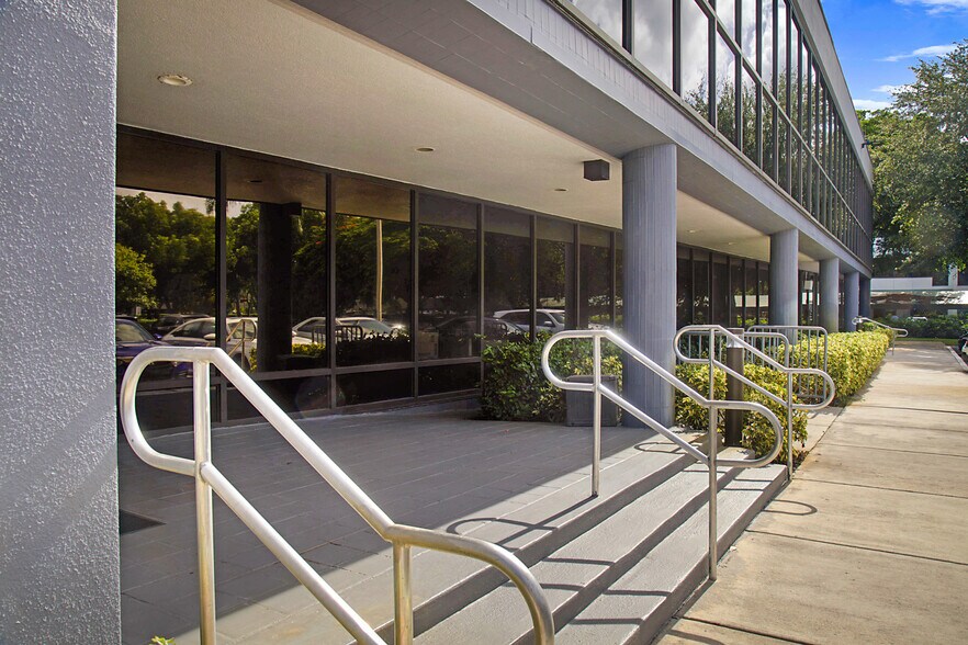 2201 NW Corporate Blvd, Boca Raton, FL à louer - Photo du bâtiment - Image 3 de 13