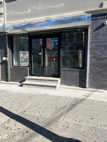 861 Wyckoff Ave, Ridgewood, NY for lease - Building Photo - Image 1 of 5